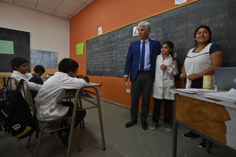 La comunidad de la escuela ‘Brigadier Rosas’ recibió al Gobernador